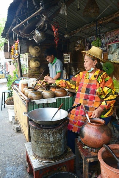 บรรยากาศ ป้าอ้อม ขั่วหมี่โคราช สูตรดั้งเดิม