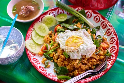 เมนูของร้าน กะเพราถาดเบ้อเร้อ