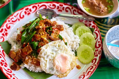 เมนูของร้าน กะเพราถาดเบ้อเร้อ