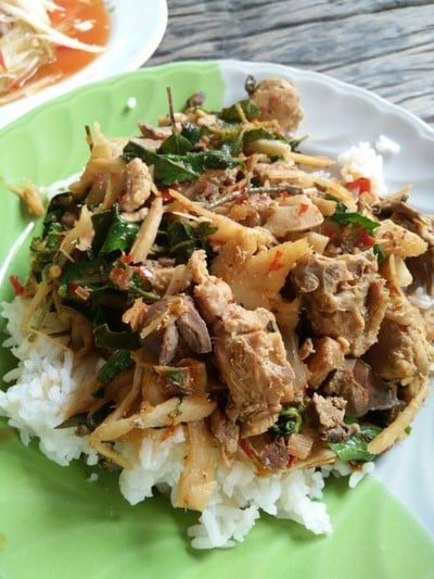 ผัดเผ็ดไก่บ้านหน่อไม้ดอง