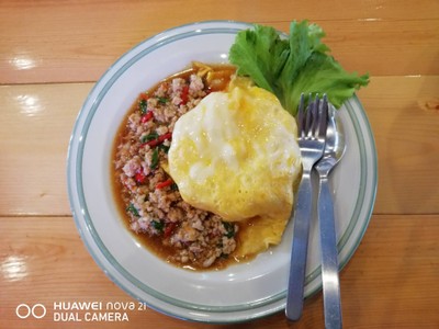 ข้าวไข่ข้นผัดกะเพราหมูสับ