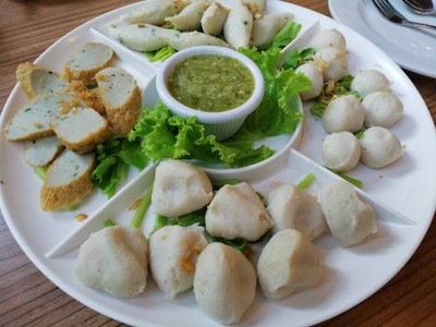 ลูกชิ้นลวกจิ้ม