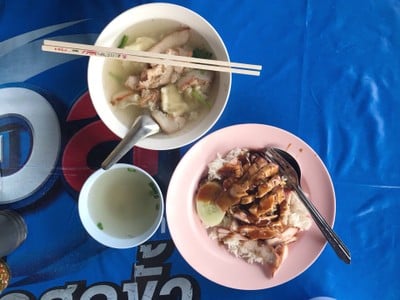 ข้าวหมูแดงหมูกรอบ (ธรรมดา)&เกี๊ยวน้ำ