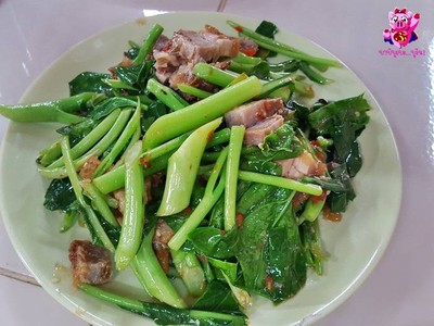 คะน้าหมูกรอบ