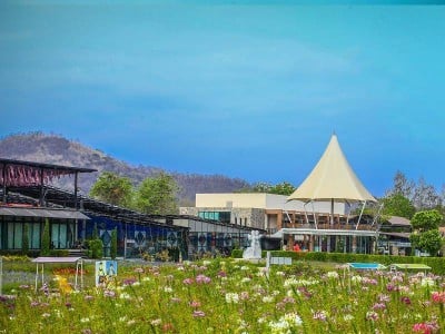 The Bloom Hotel By TV Pool