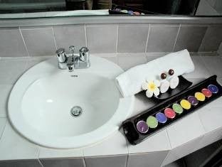 สีชังพาเลส