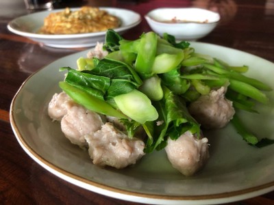 ยำหมูเด้งคะน้ากรอบ