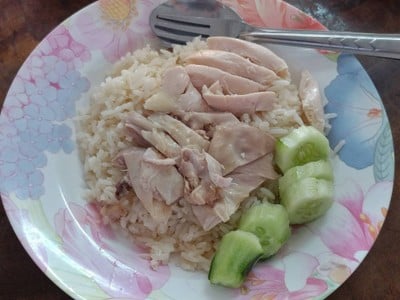 จานละ 50 ข้าวเยอะดี ไก่อร่อยนุ่มเนื้อแน่นดี น้ำจิ้มใช้ได้ (3.7/5) 