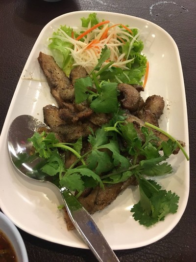 คอหมูผัดพริกไทยดำ