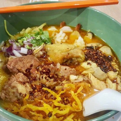มีครบ หมูตุ๋น เนื้อตุ๋น ไก่ และทะเลค่ะ