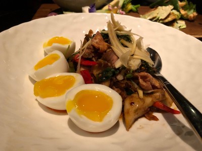 ผัดไก่ใบจันทน์ แนมไข่ต้มยางมะตูม และหนังไก่ทอด