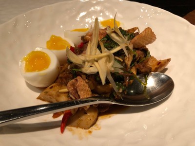 ผัดไก่ใบจันทน์ แนมไข่ต้มยางมะตูม และหนังไก่ทอด