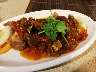 เป็ดกะเพรากรอบราดพริก