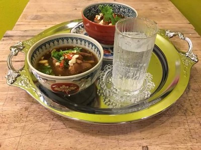 เจ๊เนาว์ซุปเปอร์ตีนไก่ฮาลาฟู้ด