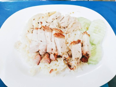 ข้าวมันไก่หมูกรอบ