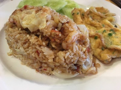 ข้าวผัดแกงส้มไข่เจียว