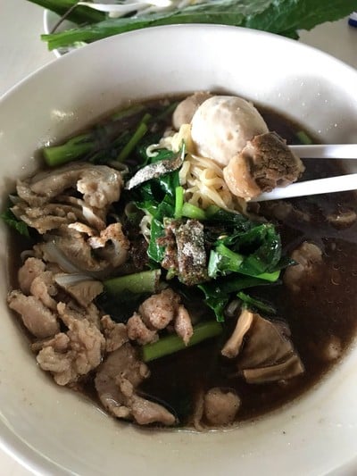 บะหมี่หมูน้ำตกรวม