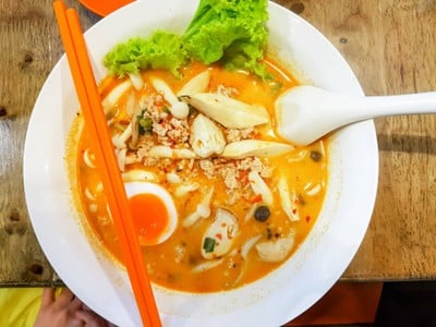 ก๋วยเตี๋ยวต้มยำไข่หวานเห็ดรวม เพิ่มหมูสับ