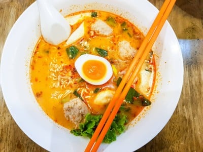 ก๋วยเตี๋ยวต้มยำไข่หวานหมูเด้ง