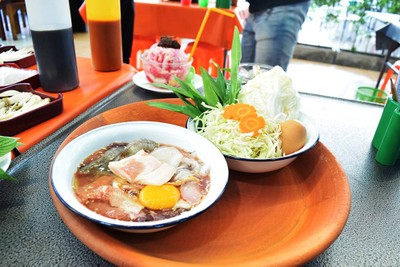 หมูหมักที่นี้ หมักได้นุ่มมาก ถ้าชอบแบบตอกไข่เลย ที่ร้านก็ทำให้