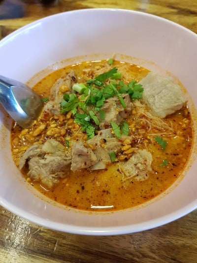 ก๋วยเตี๋ยวลูกชิ้นหมูฮีโร่ ปากซอยลาดพร้าว วังหิน 52