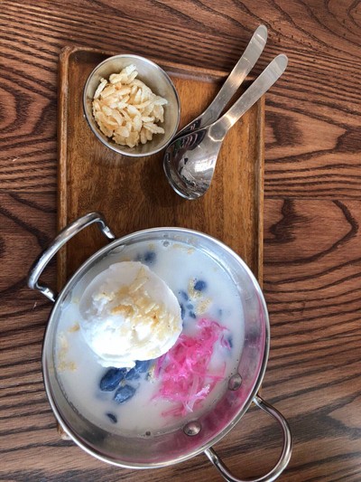 บัวลอยอัญชันน้ำกระทิทรงเครื่อง