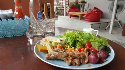 สลัดหมูอบ