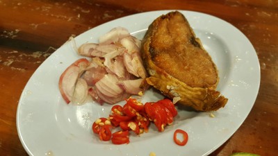 ปลาอินทรีทอดยำ