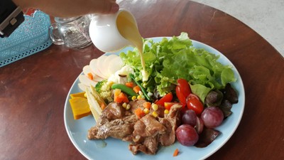 สลัดหมูอบ