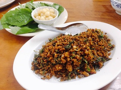 ผัดเผ็ดกระดูกอ่อน + กระเทียมโทนดอง