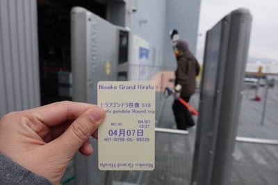 ต้องซื้อตั๋วนั่งgondola ขึ้นไปบนเขาที่มีร้านอาหาร ประมาณ¥1,800