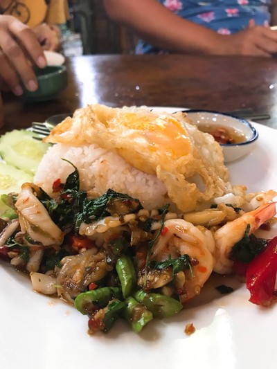 ข้าวผัดกระเพราทะเลไข่ดาว