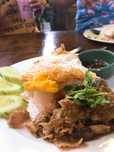 ข้าวหมูทอดกระเทียมไข่ดาว