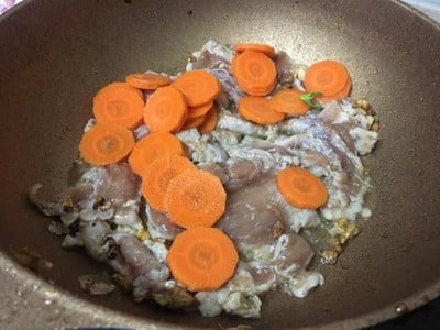 วิธีทำ ราดหน้าหมูนุ่มน้ำมันงาคะน้าฮ่องกง