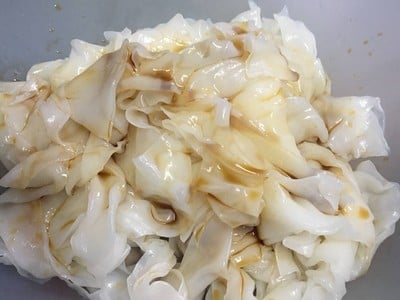 วิธีทำ ราดหน้าหมูนุ่มน้ำมันงาคะน้าฮ่องกง