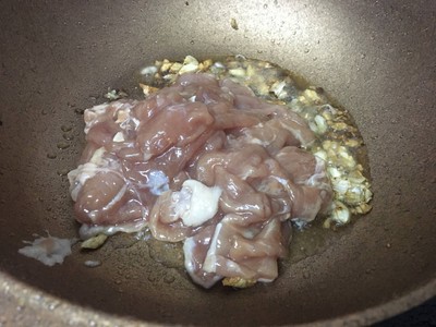 วิธีทำ ราดหน้าหมูนุ่มน้ำมันงาคะน้าฮ่องกง