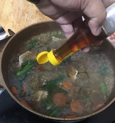 วิธีทำ ราดหน้าหมูนุ่มน้ำมันงาคะน้าฮ่องกง