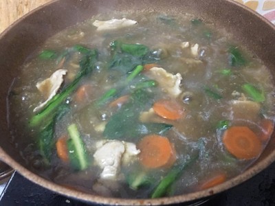 วิธีทำ ราดหน้าหมูนุ่มน้ำมันงาคะน้าฮ่องกง