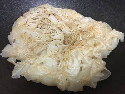 วิธีทำ ราดหน้าหมูนุ่มน้ำมันงาคะน้าฮ่องกง