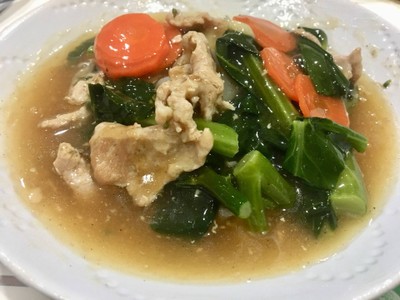 วิธีทำ ราดหน้าหมูนุ่มน้ำมันงาคะน้าฮ่องกง