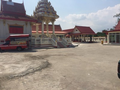 เข้ามาในวัดเลย ร้านอยู้ในวัด