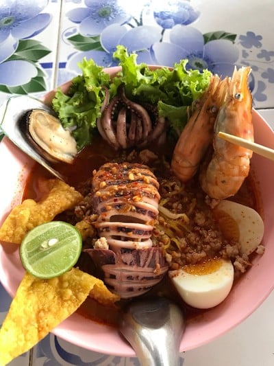 ก๋วยเตี๋ยวต้มยำไข่หวานทะเลรวม