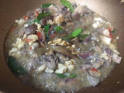 วิธีทำ หัวใจไก่ผัดกระเพราโบราณ วิธีทำ หัวใจไก่ผัดกระเพราโบราณ