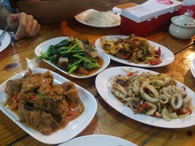 สั่งเต็มโต๊ะ กับข้าว 6 อย่าง ค่าเสียหายทั้งหมดประมาณ 600 บาท 