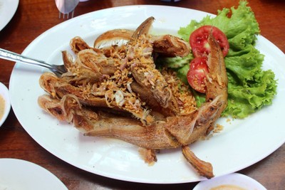 ปลาเนื้ออ่อนทอดกระเทียม