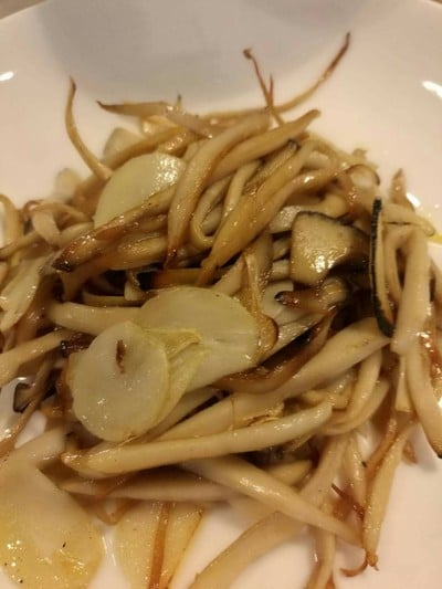 เห็ดเอริงงิผัดกระเทียมและเนย