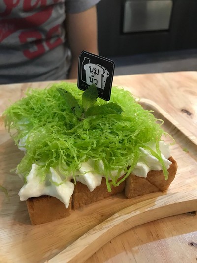 ขนมปังเนยฝอยทองวิปครีม