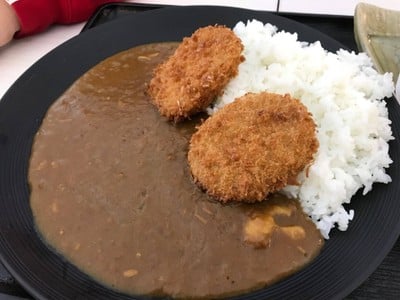 ข้าวราดแกงกะหรี่หมูทอด