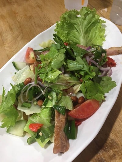 ยำคอหมูย่าง
