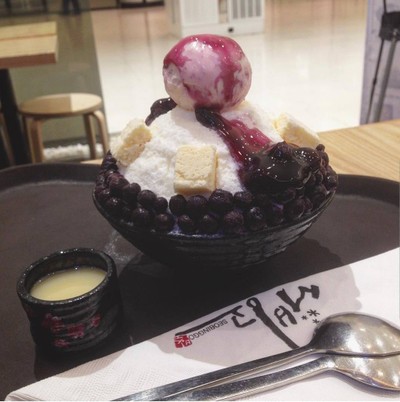 Blueberry cheese bingsu .